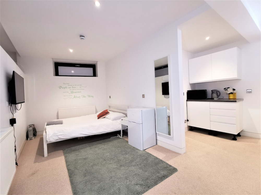 Spacious Double Room with en-suite - 1b