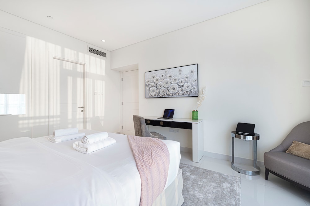 DAMAC Suites by Hostiva – Burj & Fountain