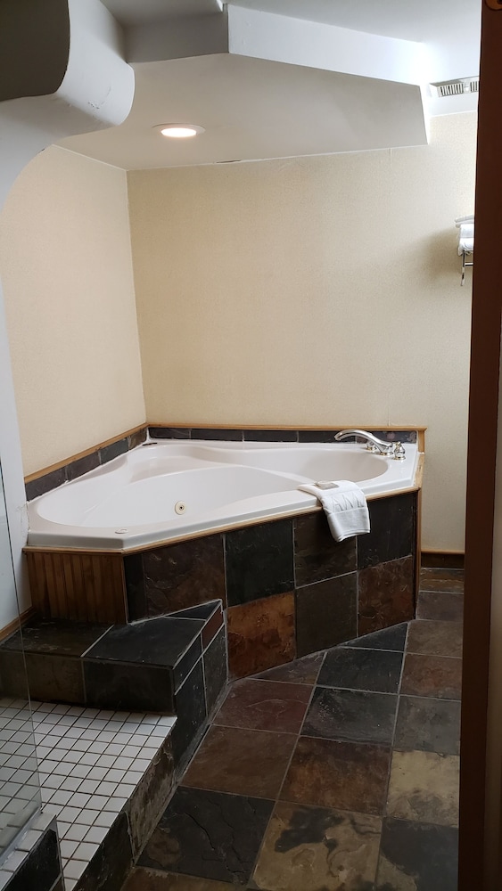 North Bay Vacations - Ramada by Wyndham Pinewood Park Resort North Bay - Property Image 11