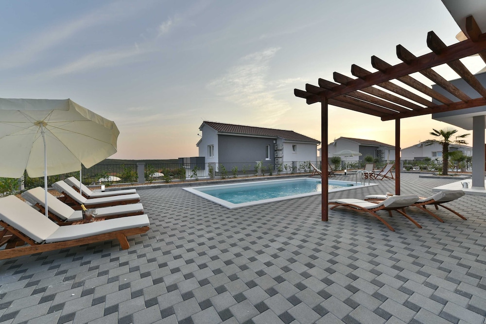 Luxury Escape With Swimming Pool & Modern Design