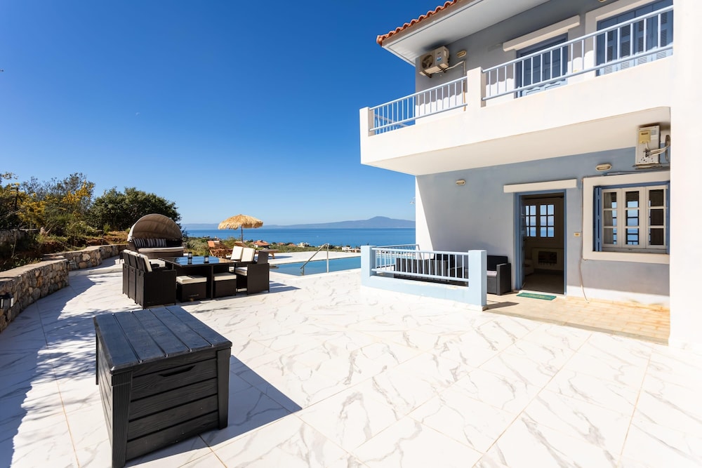Seaview Heaven - Poolside Bliss by the Beach