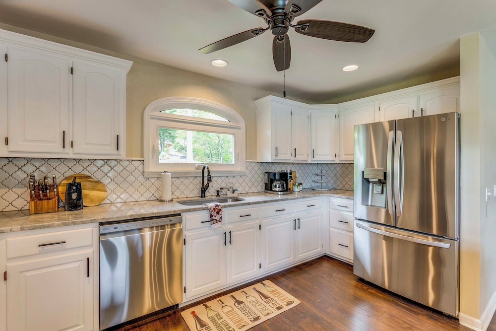February Perks! Couples Getaway in Hayesville