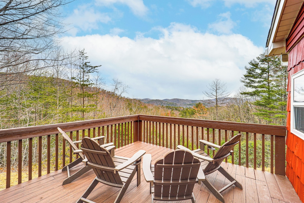 Pet-friendly Cabin w/ Hot Tub in North Carolina!