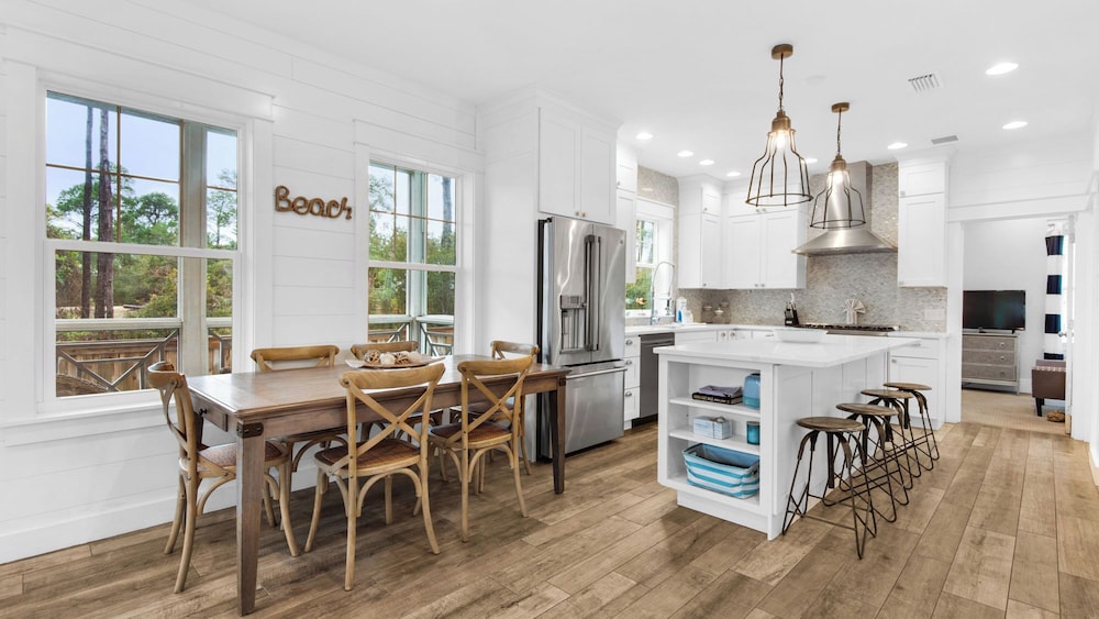 Best of Both Worlds: Pool, Golf Cart, Nearby Attractions & Steps to Beach!