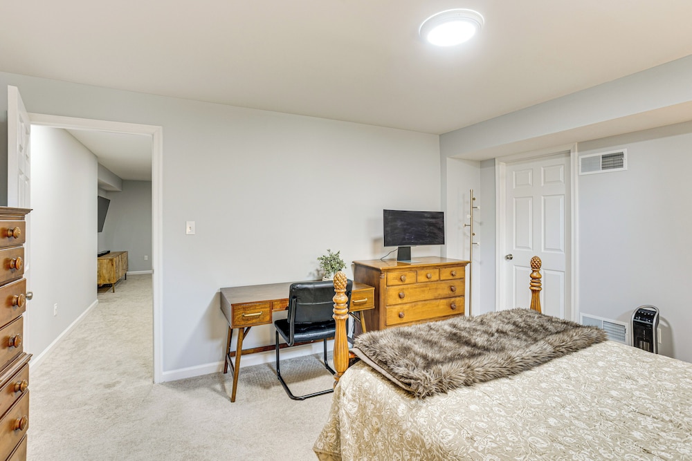 5 Mi to Dtwn York: Spacious Family Home