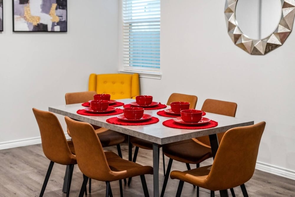 Sleeps 12 Private BRs Wifi Kitchen