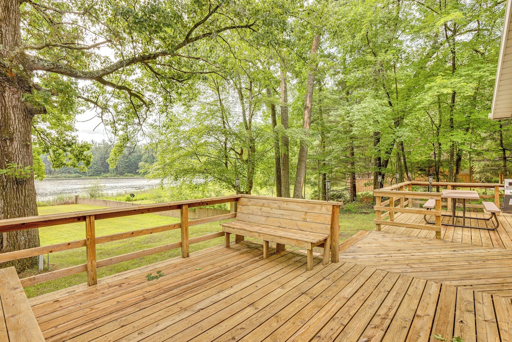 Lakefront Home w/ Deck: Central Michigan Escape!