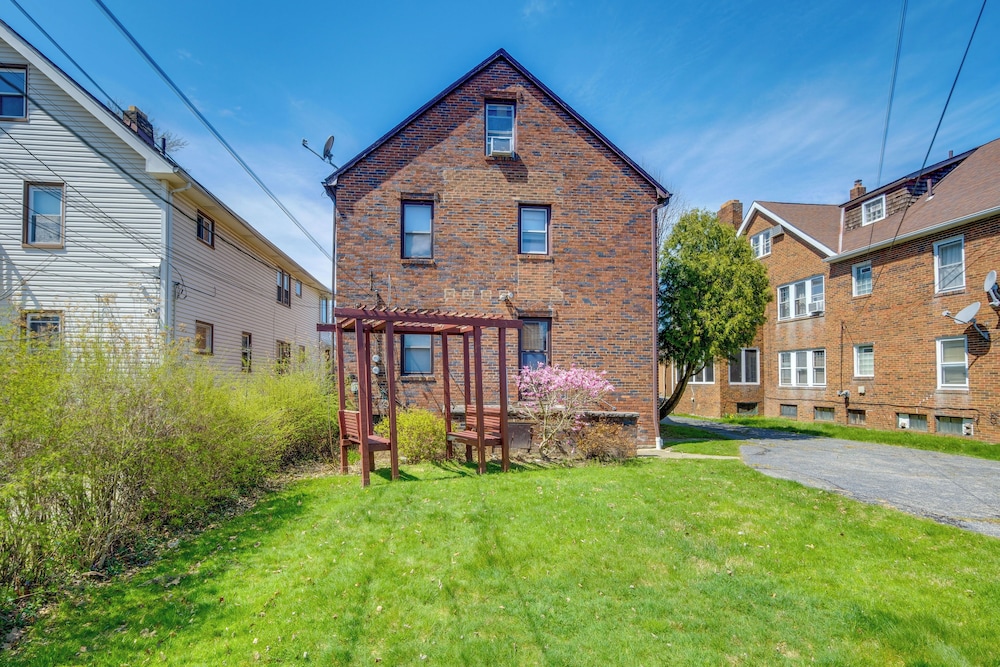 Trendy South Euclid Apt - 5 Mi to Cleveland Clinic
