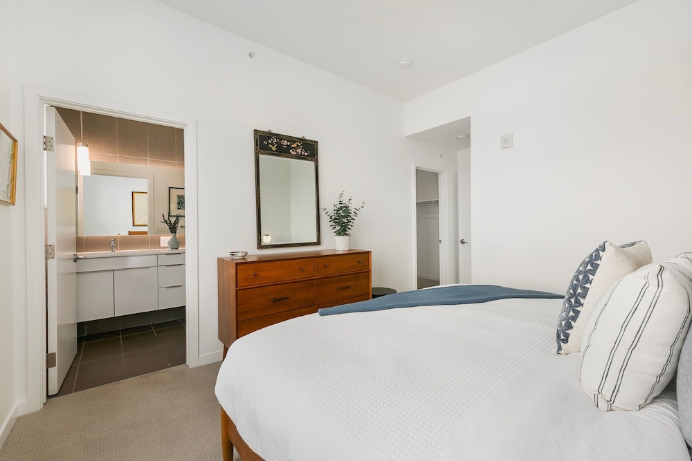 The Overlook - Luxe Old Town Condo w/ King Suite