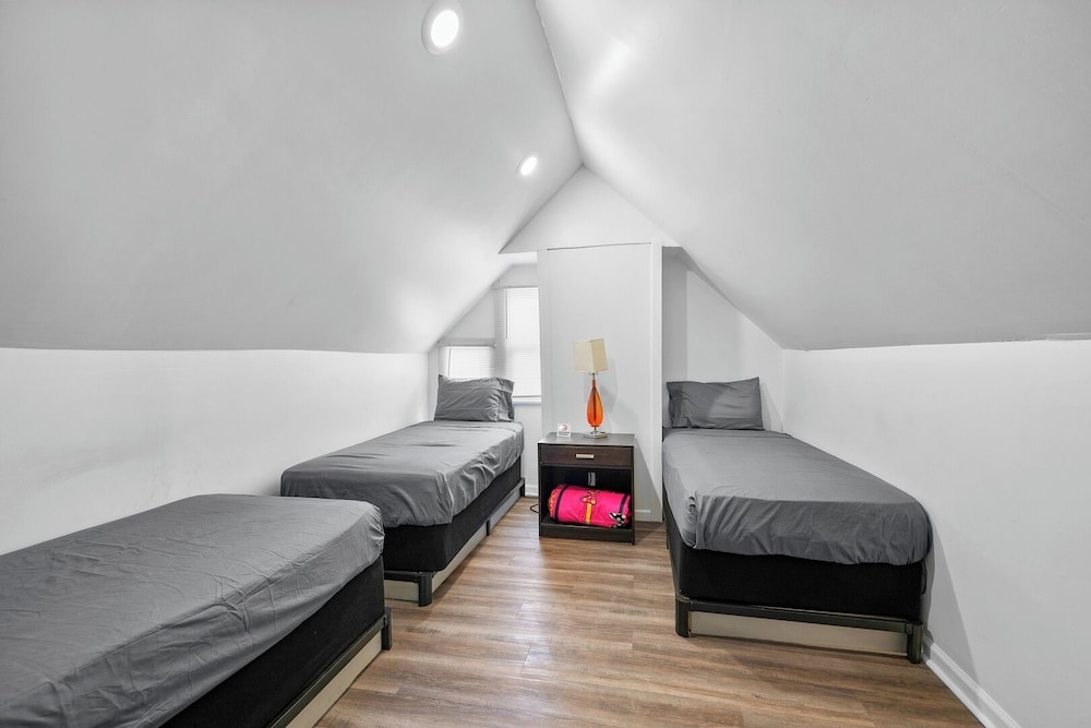 Detroit Getaway: 2-bedroom Apartment for 7 & Wifi