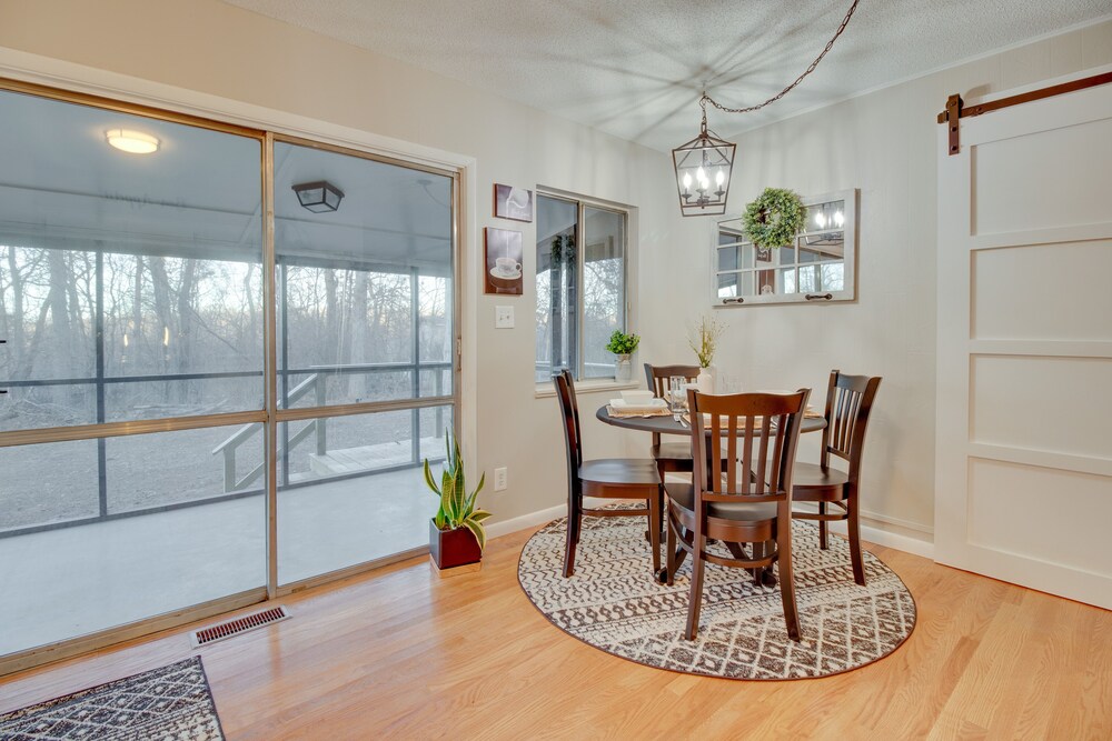 Cozy Lakeview Retreat, Close to Bull Shoals Lake!