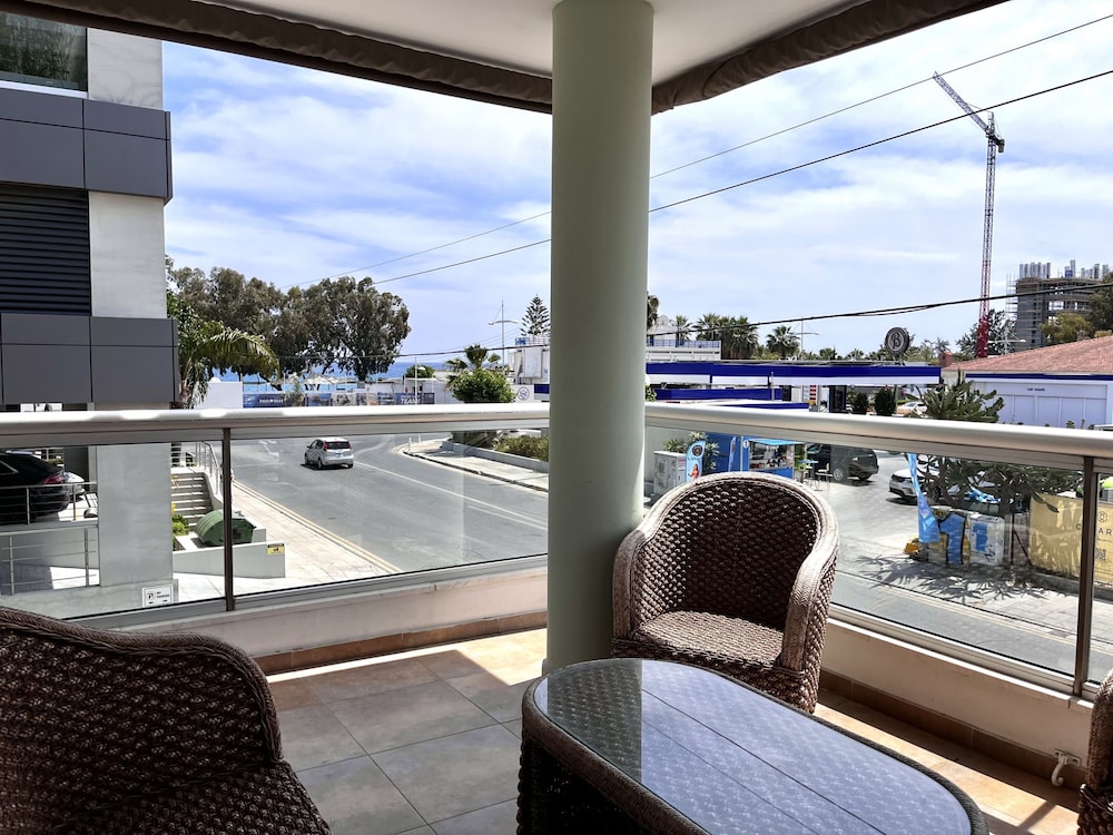 02 LIM - Stay Neo Coast Apartment