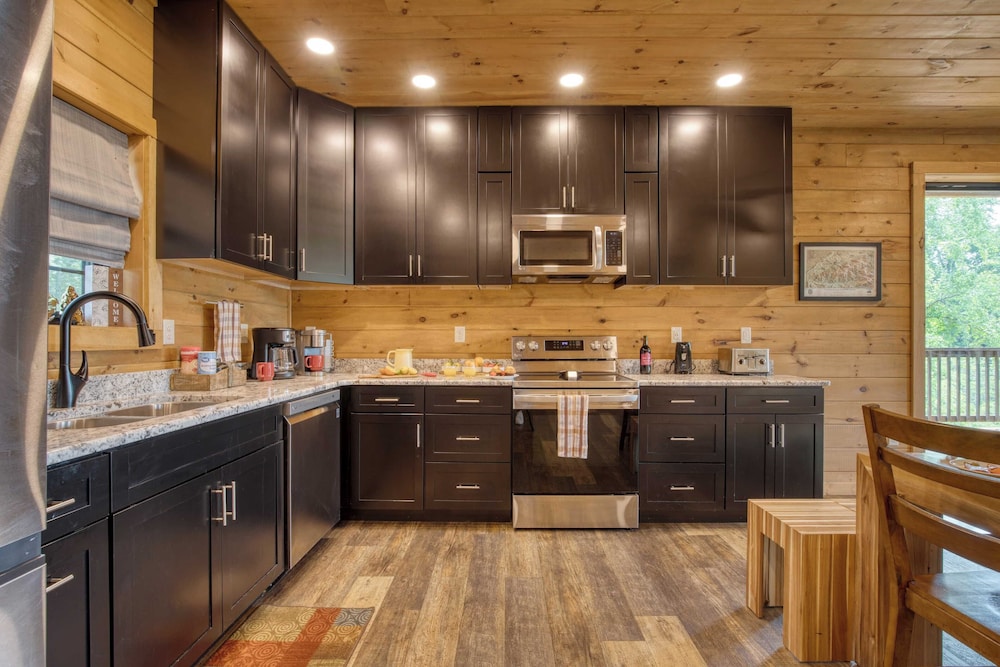 Lions Landing by Avantstay Sleeps 18 Hot Tub Game Room Views Near Pigeon Forge