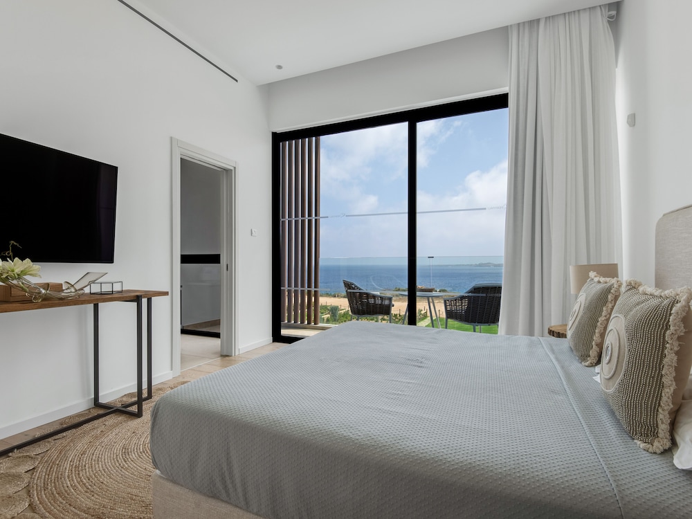 Sanders Konnos Bay Aphrodite - Exquisite 6-bedroom Villa On the Beach Front