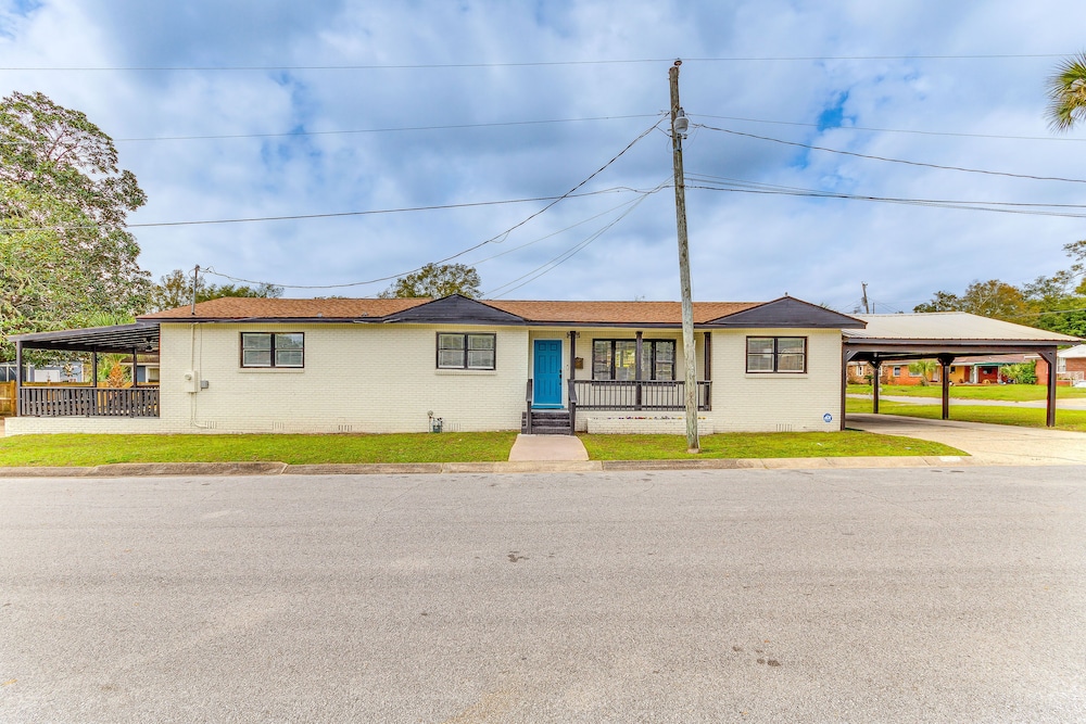 Pensacola Home w/ Covered Patio: 1 Mi to Downtown!