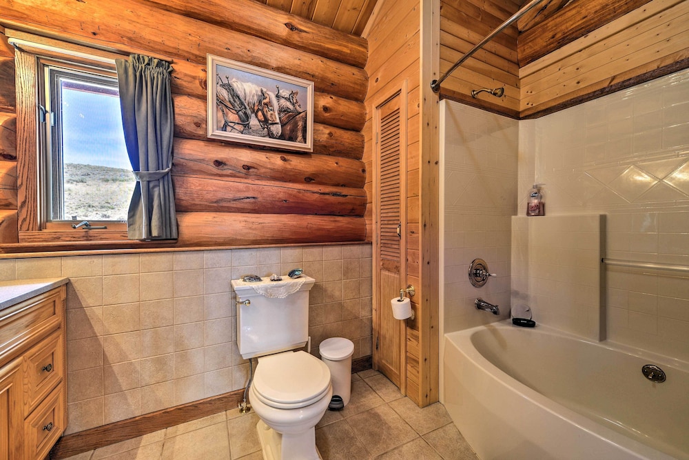 Exquisite Log Home With Lander Valley Views! - Property Image 2