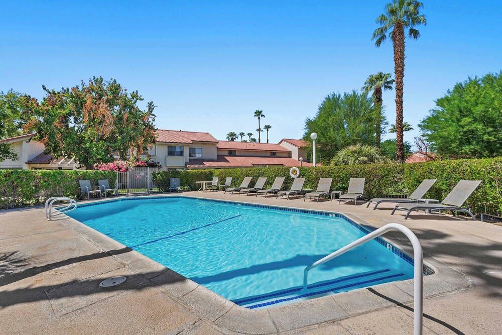 The 14th Fairway Delight 4Bd W/community Pool!