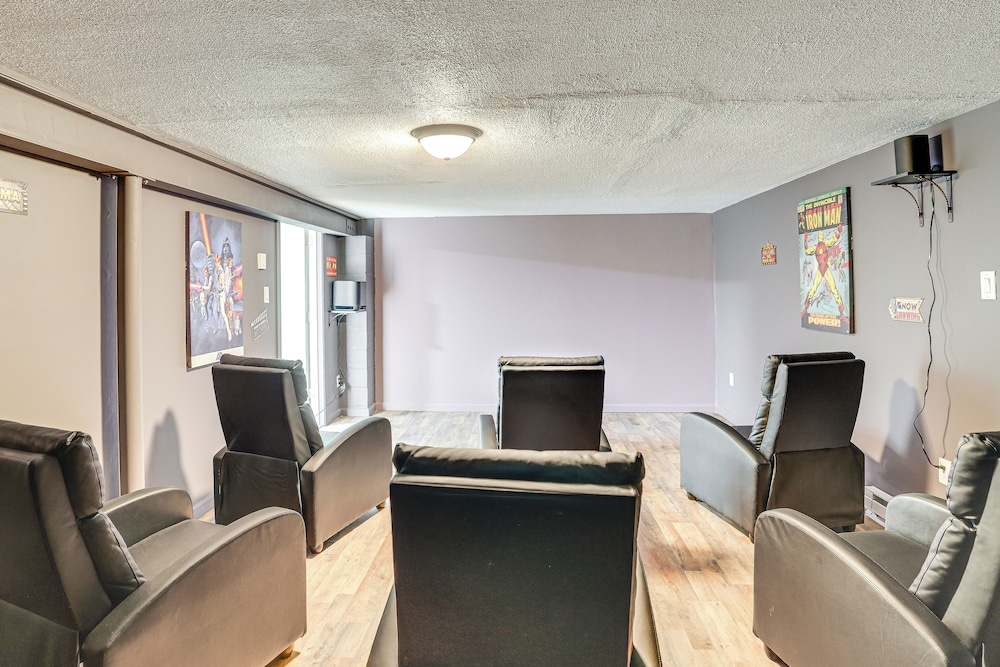Theater, Game Room & Lake Access: Pocono Retreat