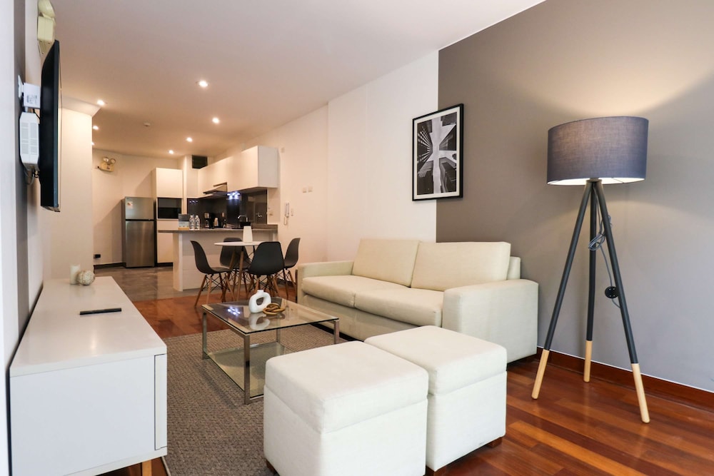 w Graceful 1BR With Balcony in Miraflores