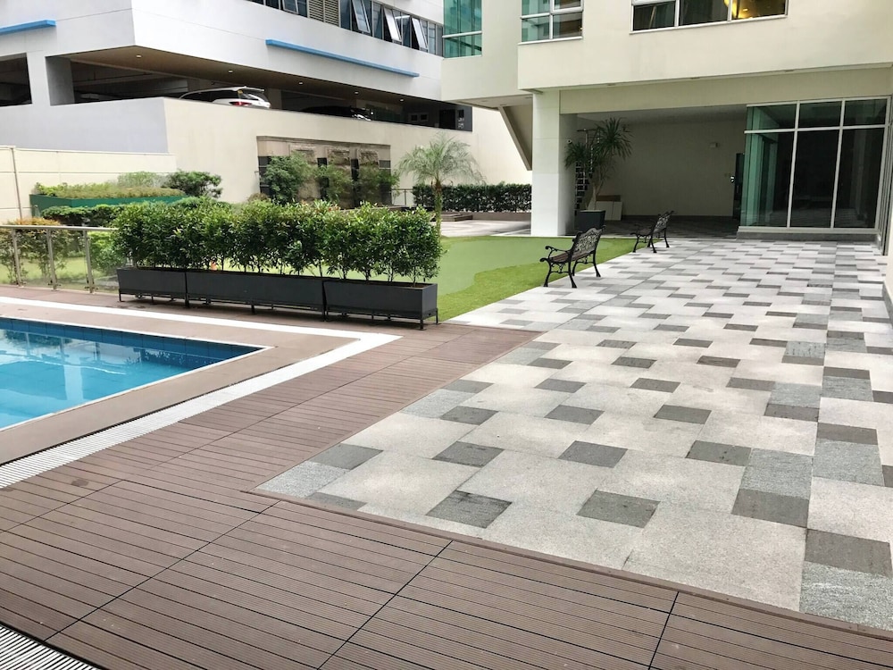 Elegant 2BR Apartment in Upscale Fort BGC Fast Wifi