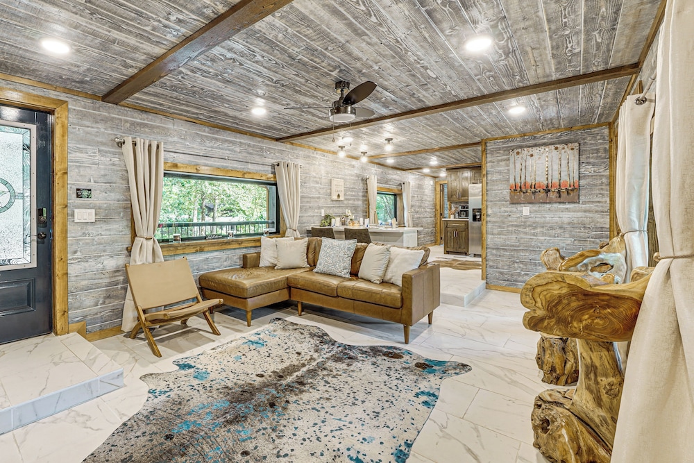 Hike, Fish & Unwind: Cabin w/ Yard in Broken Bow!