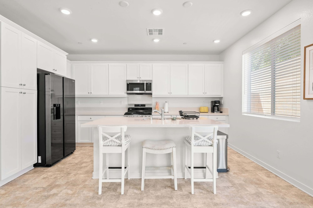 Sunny & Stylish Near LA 4BR Home w Desks & Lounge