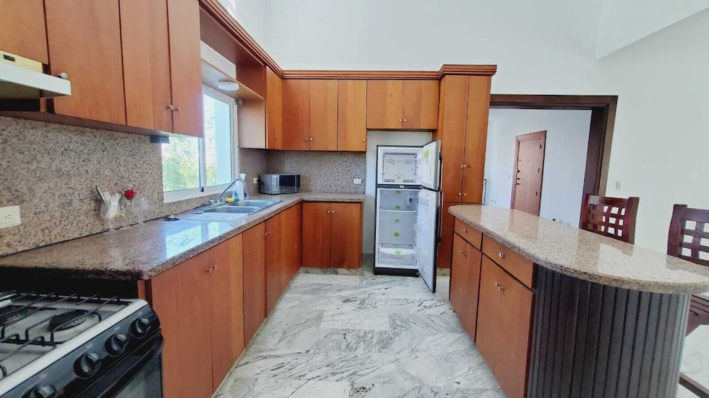 2 Minutes Walk to Beach Huge 3 bdrm Condo with Pool