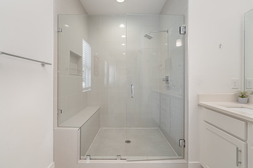 Jade - Private Patio and Balcony - Near Germantown