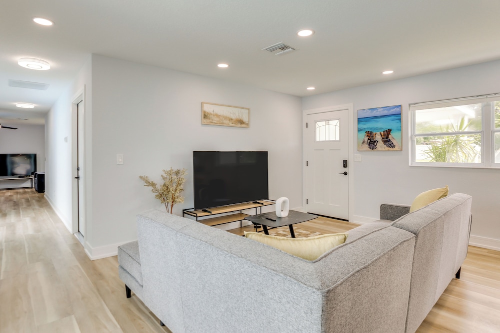 3 Mi to Beach: Modern Retreat in Largo!