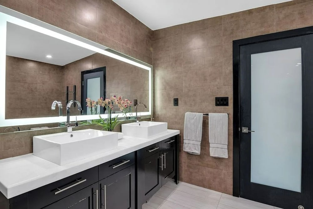 Mansfield Modern - Ultimate Entertainers Oasis With Guest House