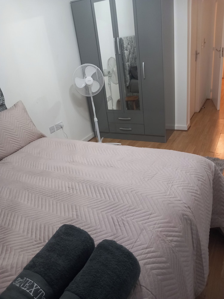 5 Guests - Pet Friendly - Balcony & Free Parking