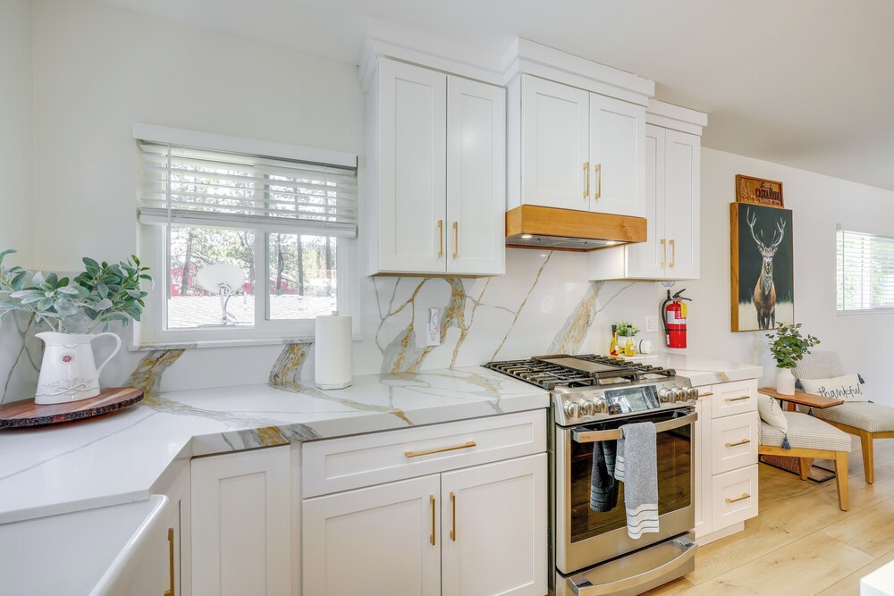 Walk to The Village Shops/eats: Big Bear Lake Home