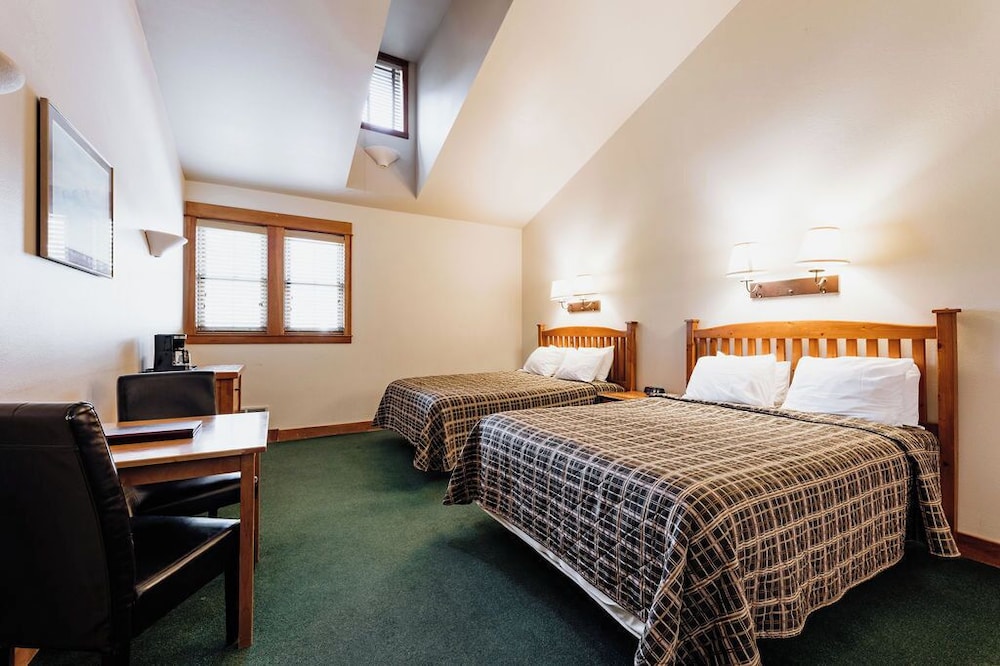 Chico Hot Springs Resort & Day Spa
