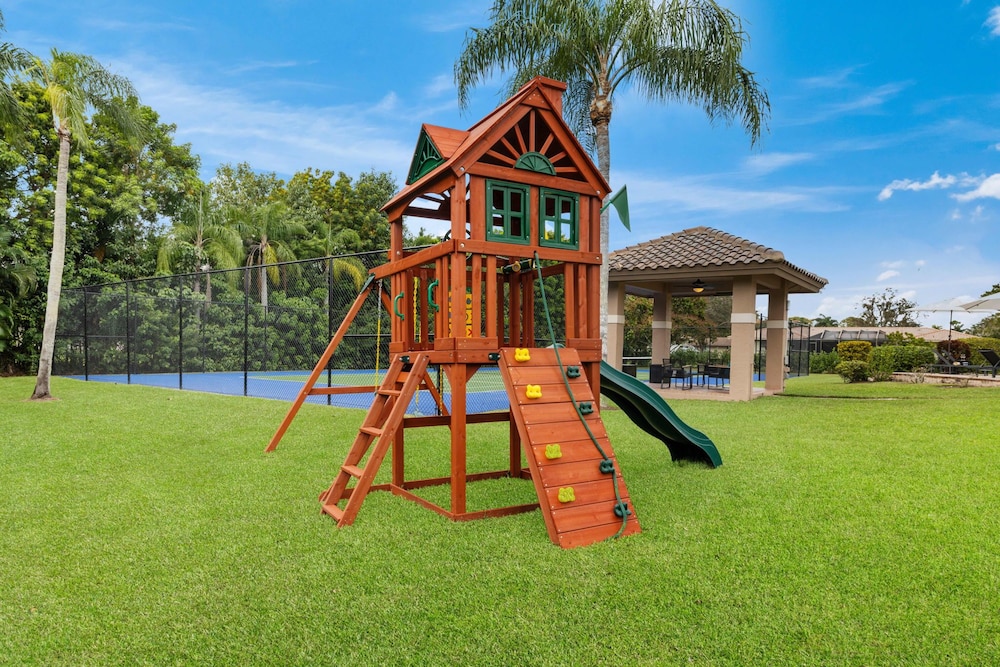 Grand 6BR Plantation Estate w/ Tennis & Pool