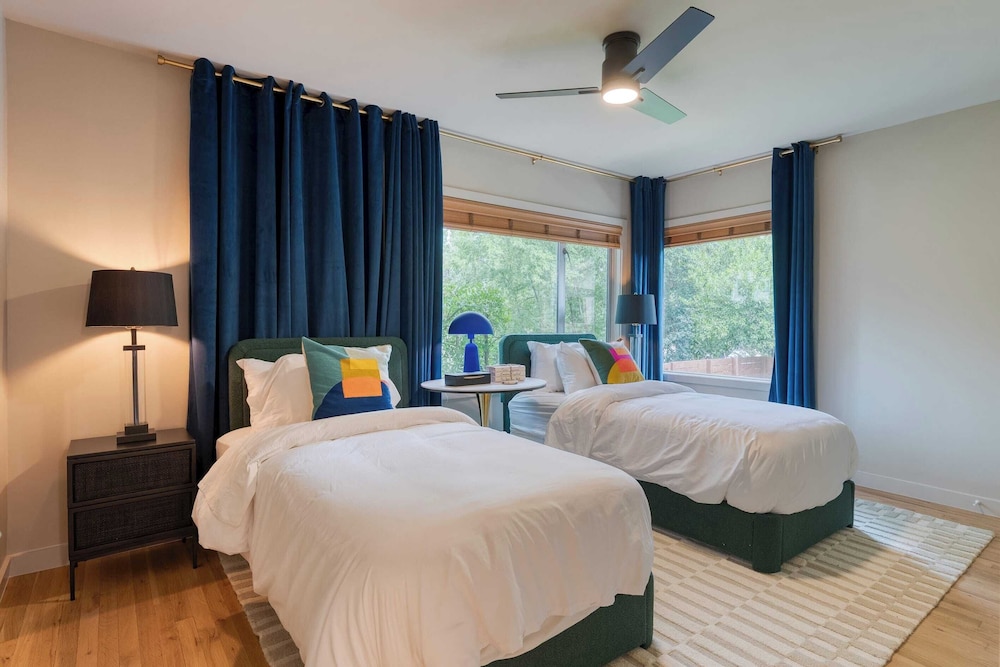 Modern Austin Home w/ Pool, Putting Green & Coffee Nook Townes Retreat by Avantstay