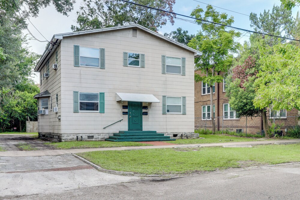 Steps to Food & Shops: Cozy Condo in Jacksonville!
