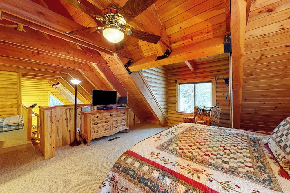 Quiet 2BR Fireplace Balcony W & D