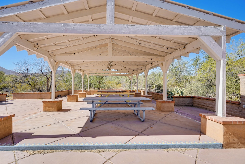 1 Mi to Saguaro NP: Charming Tucson Casita