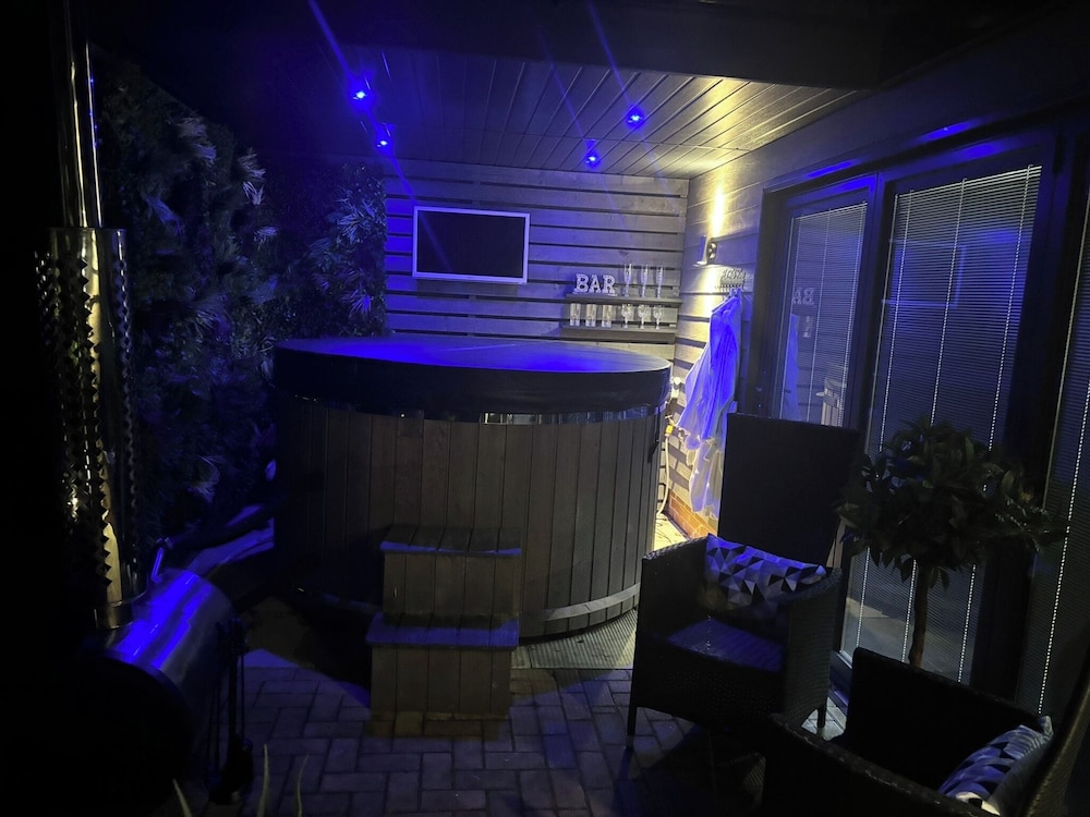 Sheffield-apartment-sleeps4-parking-hottub