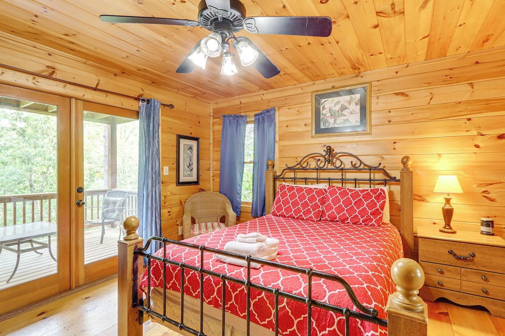 Pet-friendly Resort Cabin 5 Mi to Dtwn Ellijay!