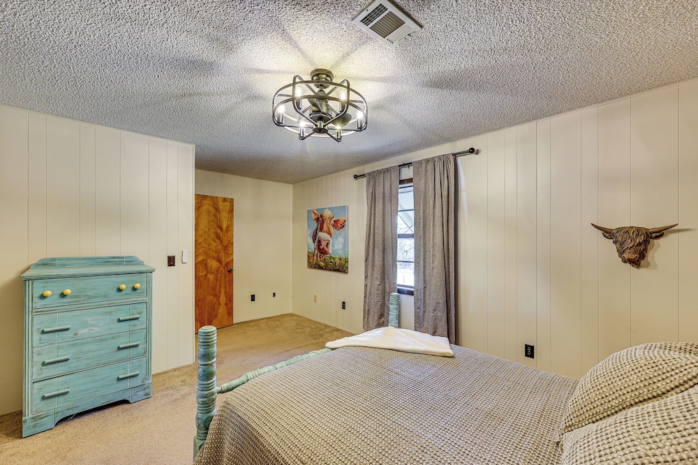 4 Mi to Lake Access: Pet-friendly Home in Bismarck