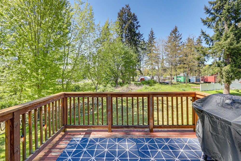Well-appointed Mckenna Home: Fire Pit & Deck! view 2