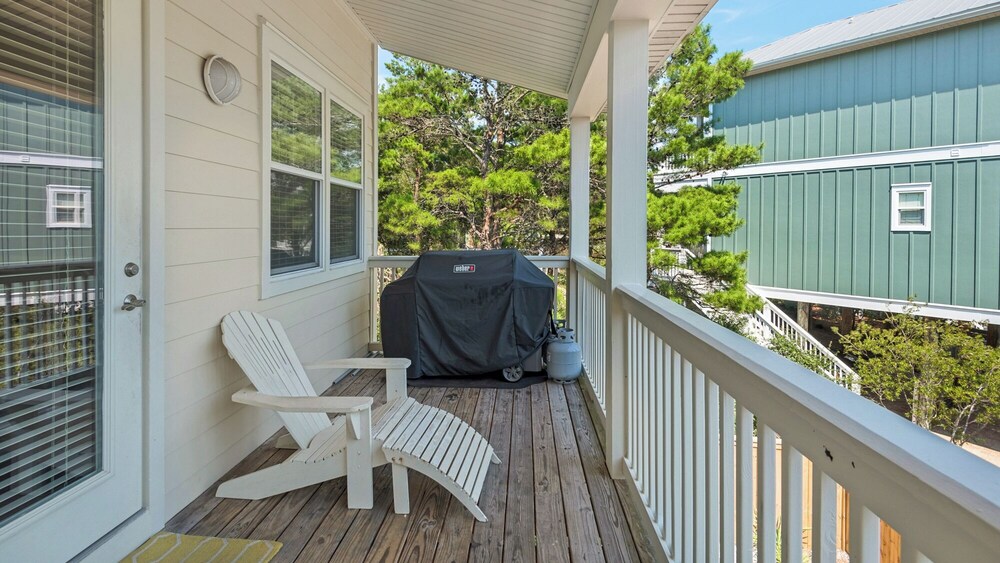 Stunning 4 Bd/4.5 BA - Free Wifi - Easy Walk to Beach