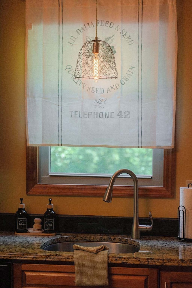 Cheerful Two Bdrm Cabin With Hot Tub & Pet Friendly