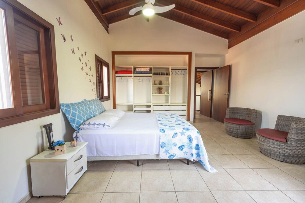 Casa com rea Gourmet e Quintal a 200 m da Praia