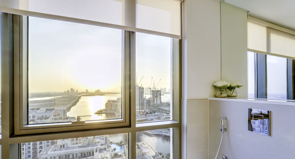 Chic 2 BR in Vida Residences Canal View