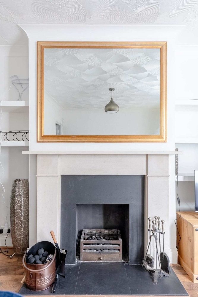 Serene 2BD Flat W/private Patio Old Street!