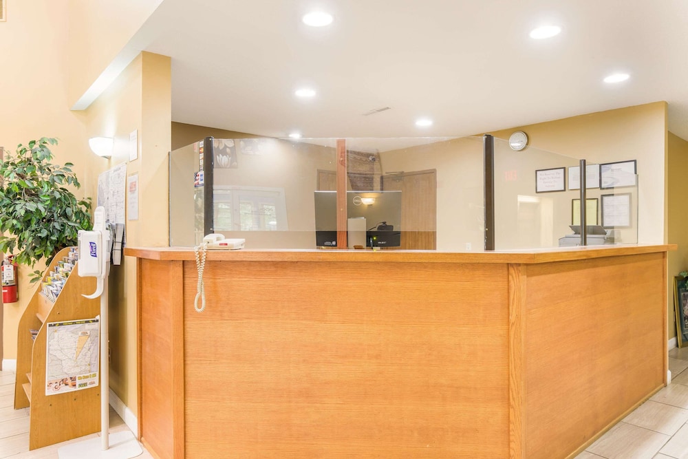 AmericInn by Wyndham Lake Mills view 2
