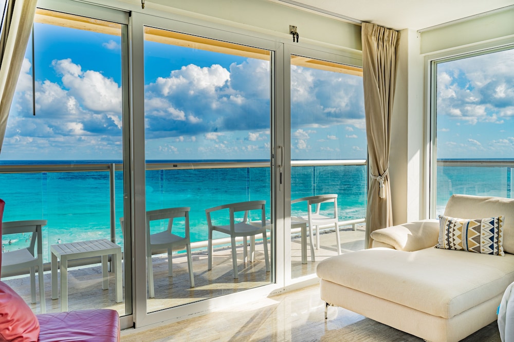 Paradise Beachfront & Nightlife Heart