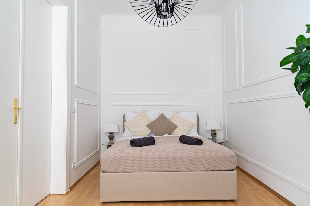 City Apartment - 5 min to Metro
